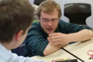 jeune dans une salle de cours